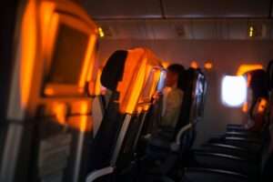 Peur de l’avion : quelles méthodes pour mieux gérer son anxiété avant un voyage ?